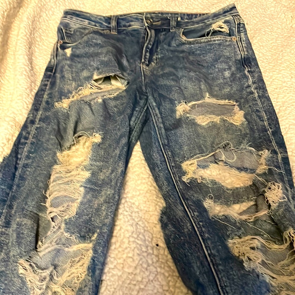 American Eagle distressed Mom Jeans size 6.